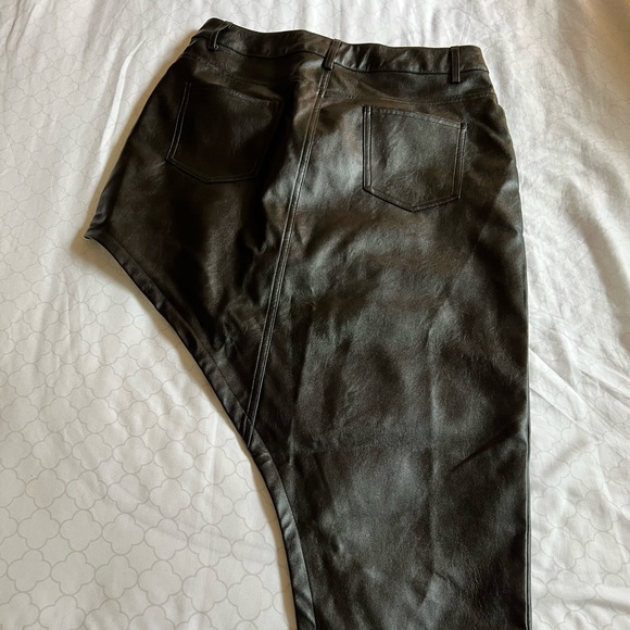 PrettyLittleThing Faux Black Leather Asymmetric Mini Skirt - Picture 7 of 9